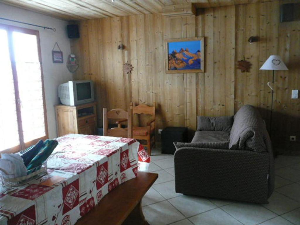un salon avec un lit et un canapé dans l'établissement Appartement en Triplex 5 pièces 8 personnes avec Terrasse, Balcon et Parking - Exposé Sud - FR-1-263-307, à Valloire
