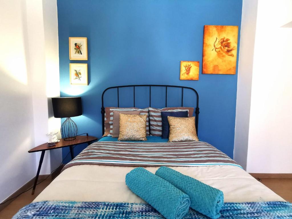 1 dormitorio azul con 1 cama con paredes azules en Silves Country Room, en Silves