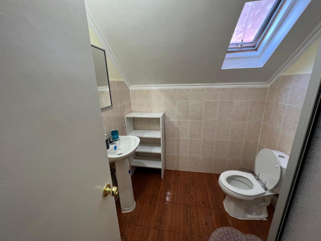Bilik mandi di Hostal Piedra Santa