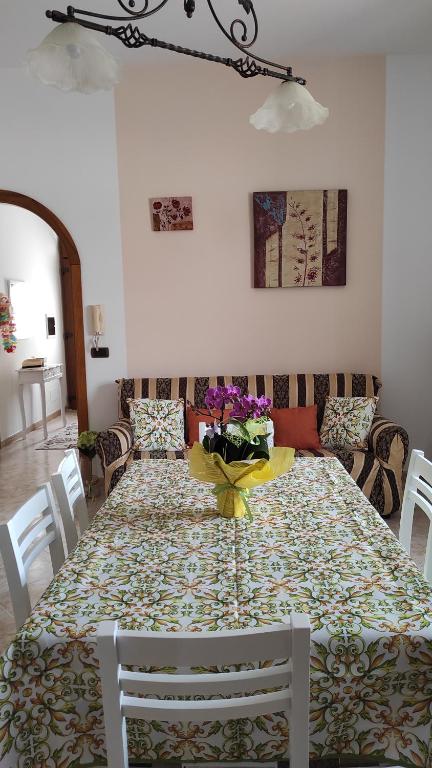 stół z kwiatami w obiekcie CASA TRIFO w mieście Tiggiano