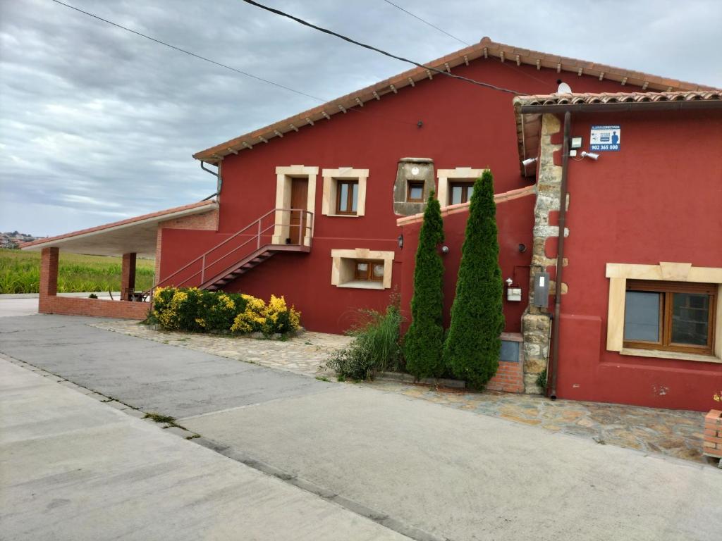 ロレドにあるCasa Los Leonesの赤い家