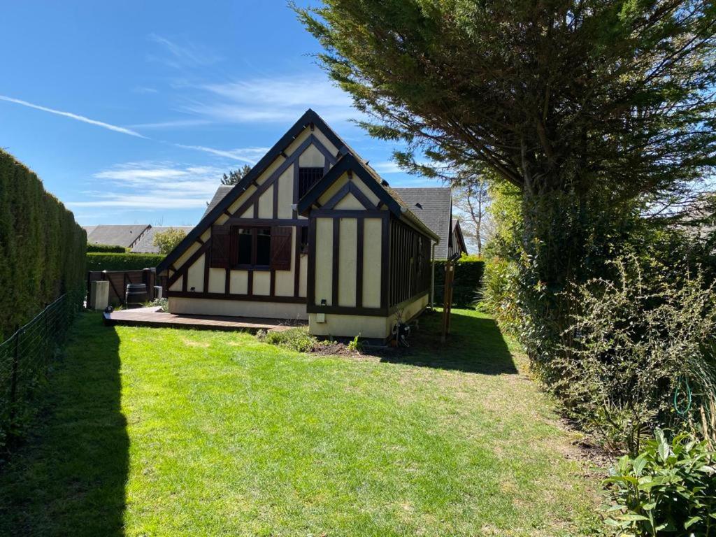 Vonkajšia záhrada v ubytovaní Le chalet Normand