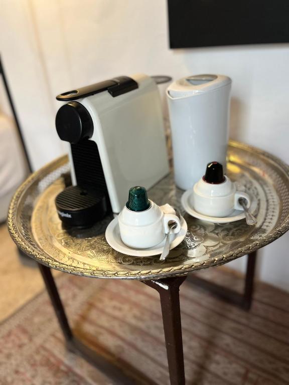 Příslušenství pro přípravu čaje a kávy v ubytování RIAD ENNAFOURA BOUTIQUE HOTEL