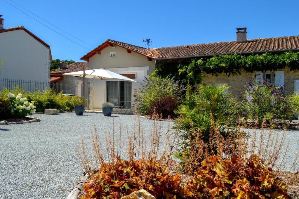 a garden in front of a house at Grande Chambre d'hôte Les Chats-Pîtres in La Rochette