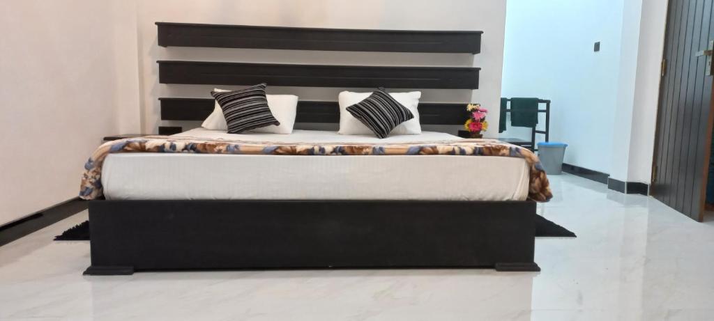 Postel nebo postele na pokoji v ubytování Ella Odyssey Inn