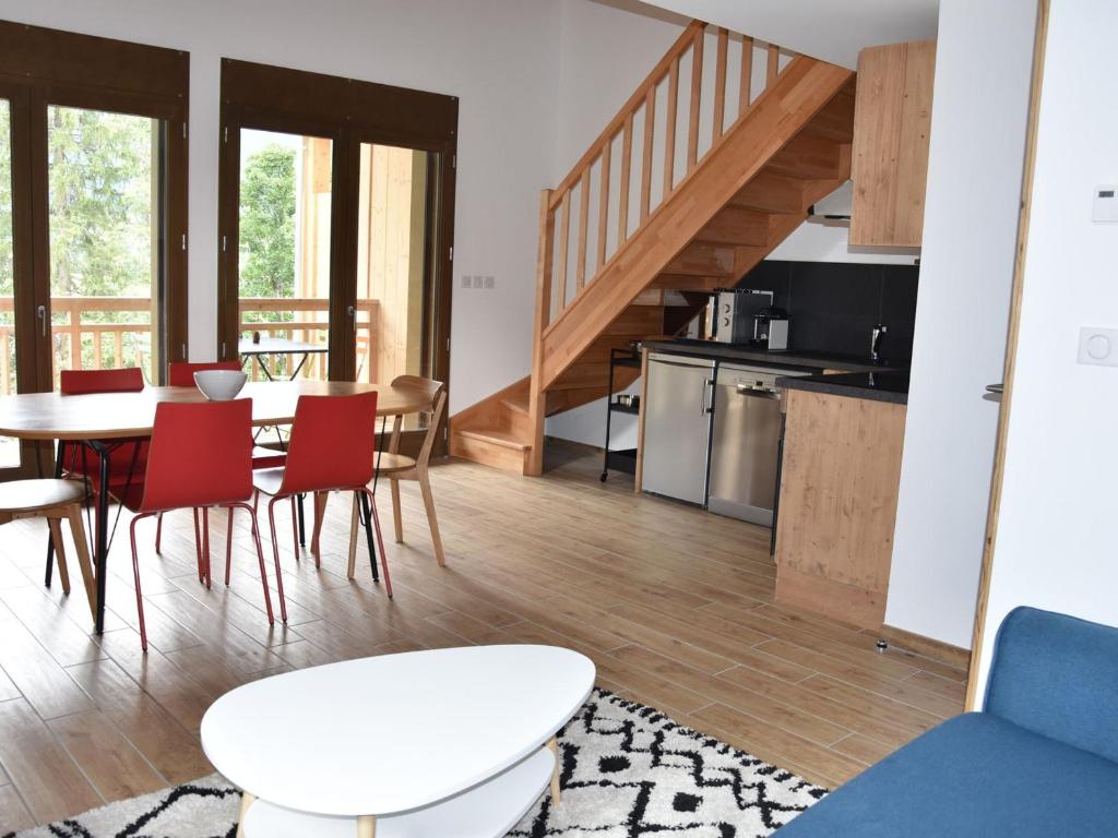 une cuisine et une salle à manger avec une table et des chaises dans l'établissement Appartement moderne à Pralognan-la-Vanoise, proche des loisirs, balcon et garage inclus - FR-1-464-209, à Pralognan-la-Vanoise