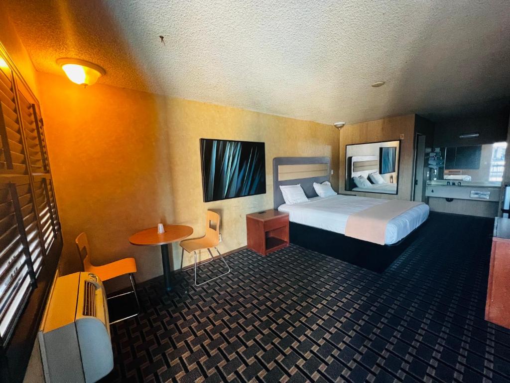 Casa Playa Inn & Suites Stanton Anaheim Area - Standard King Room
