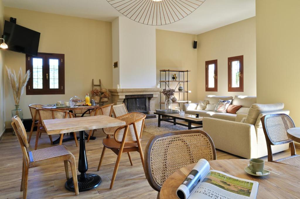 sala de estar con sofá, mesa y sillas en COCO en Venaco