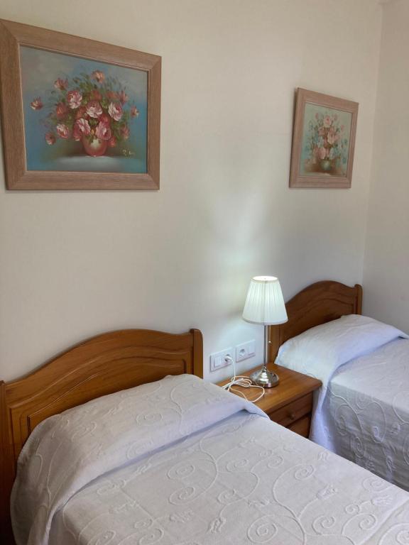 ein Schlafzimmer mit 2 Betten und einem Tisch mit einer Lampe in der Unterkunft Casa Isidoro in Valle Gran Rey