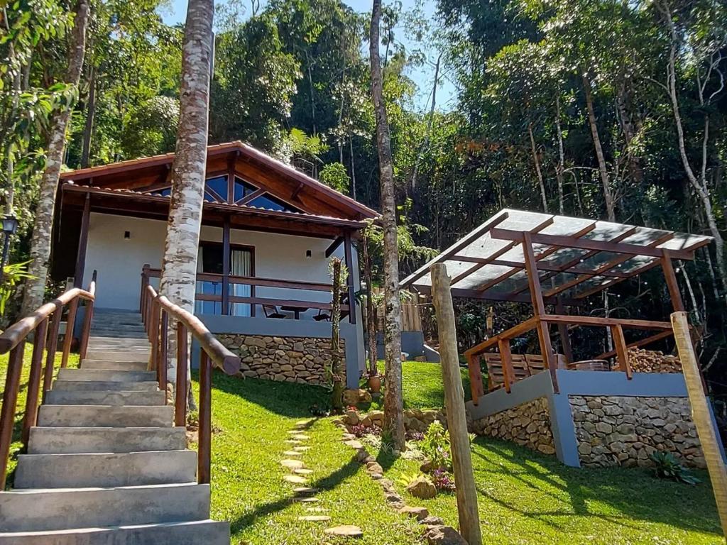 une maison avec un escalier menant à celle-ci dans l'établissement Chalé Au Clair de Lune Terê, à Teresópolis