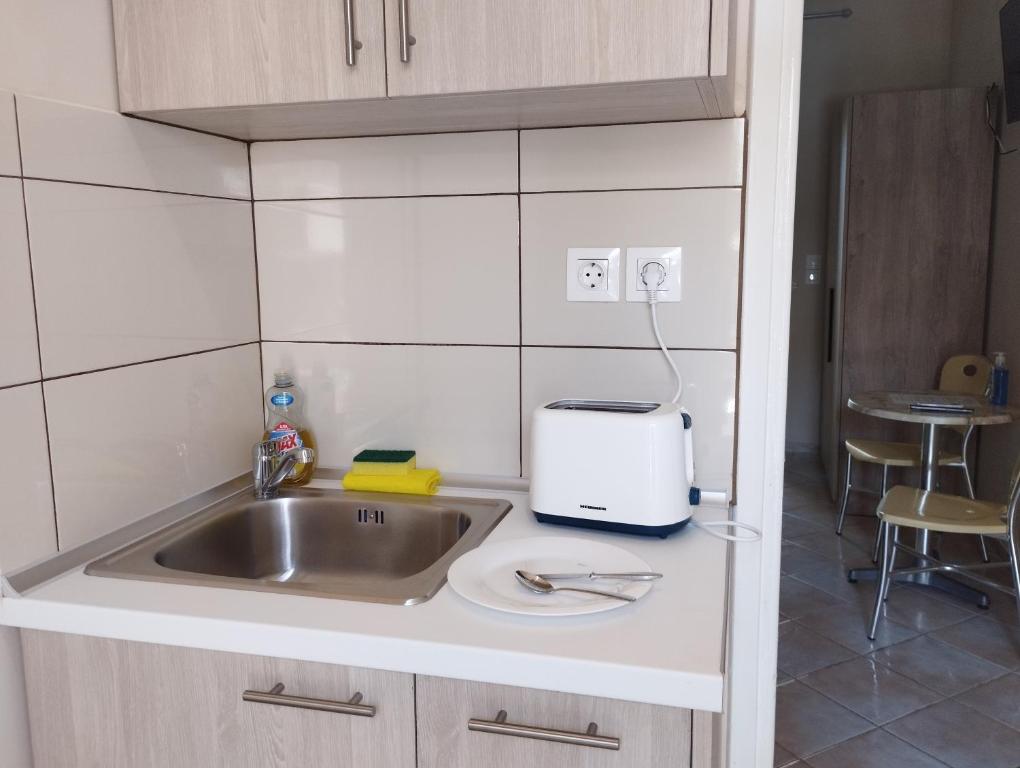 A kitchen or kitchenette at La MER Rooms Peraia
