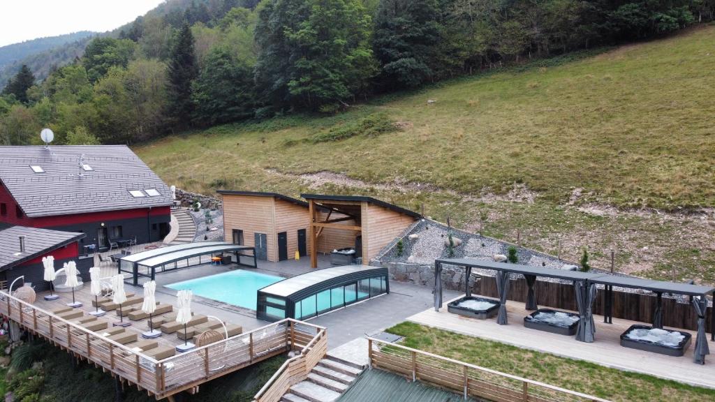 una vista aerea di una casa con piscina di La Ferme de Rochesson, Jacuzzis & Piscine commune a Rochesson