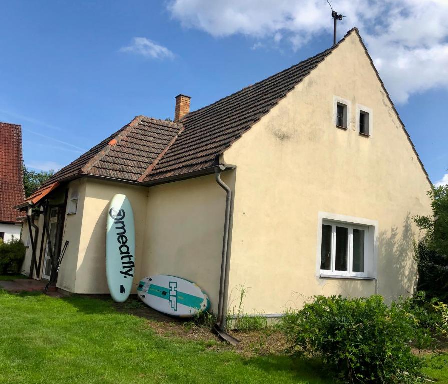 una casa con una tabla de surf a un lado en Rodinný domek v centru Plané nad Luž. Jižní Čechy en Planá nad Lužnicí