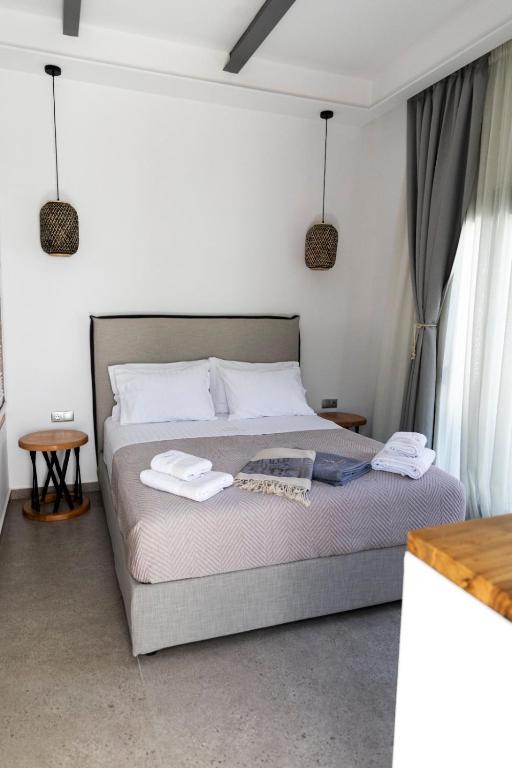 A bed or beds in a room at SKYROS BLUE SUITES