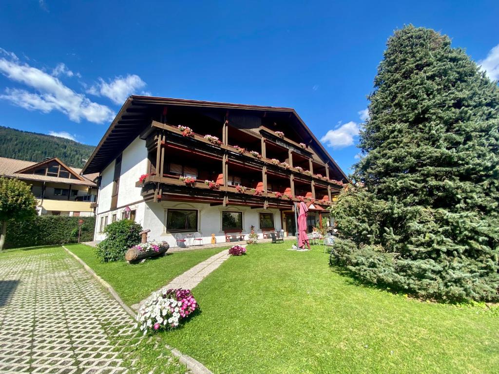 un edificio con balcones en un lateral en Hotel Garni LIVING en San Candido