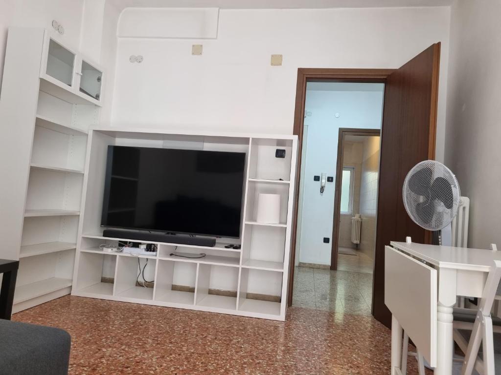 un soggiorno con grande TV e tavolo di Apt by Trieste University a Trieste