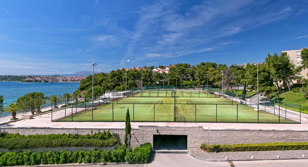 Tenis alebo squash v ubytovaní Apartment Wild Rose alebo jeho okolí