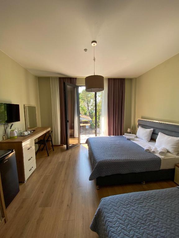 Postel nebo postele na pokoji v ubytování Kobuleti Garden Inn