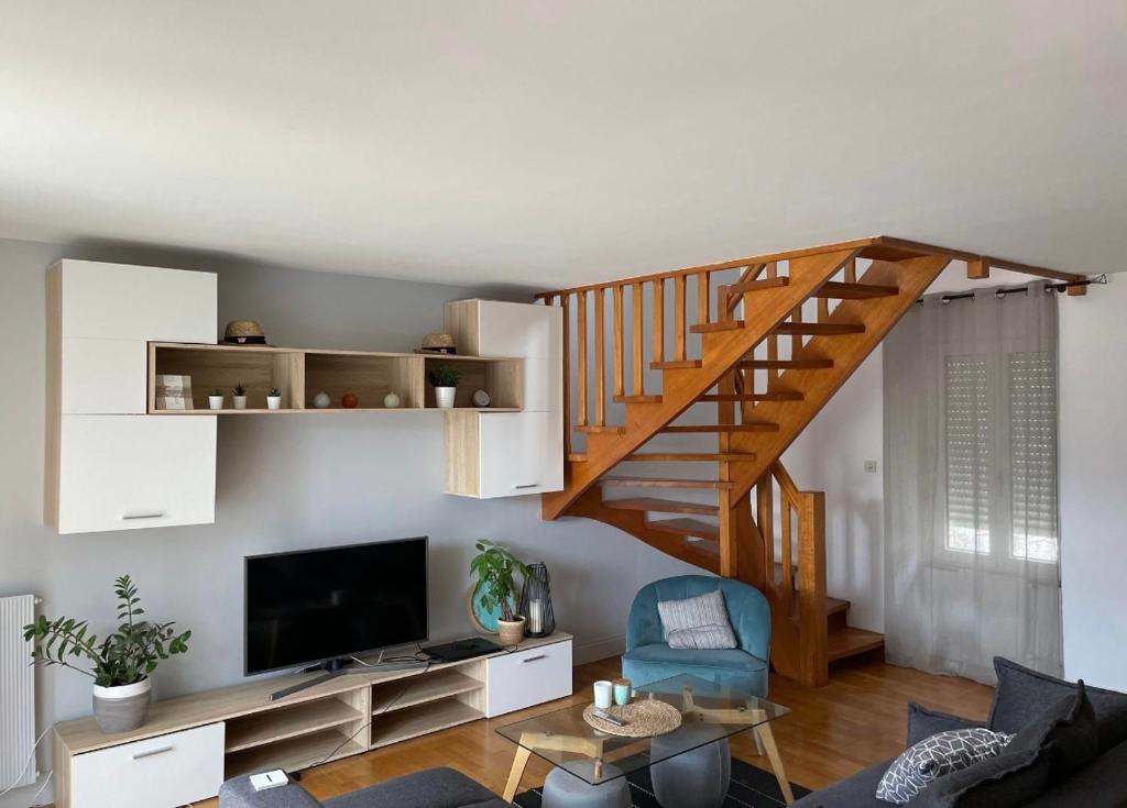 Televízia a/alebo spoločenská miestnosť v ubytovaní Charmant appartement avec terrasse entre centre-ville et plages de Concarneau
