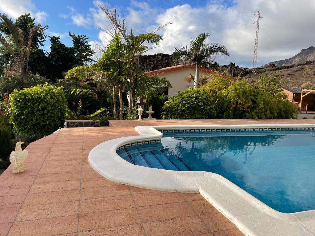 una piscina frente a una casa en Mi Jardin, en La Frontera