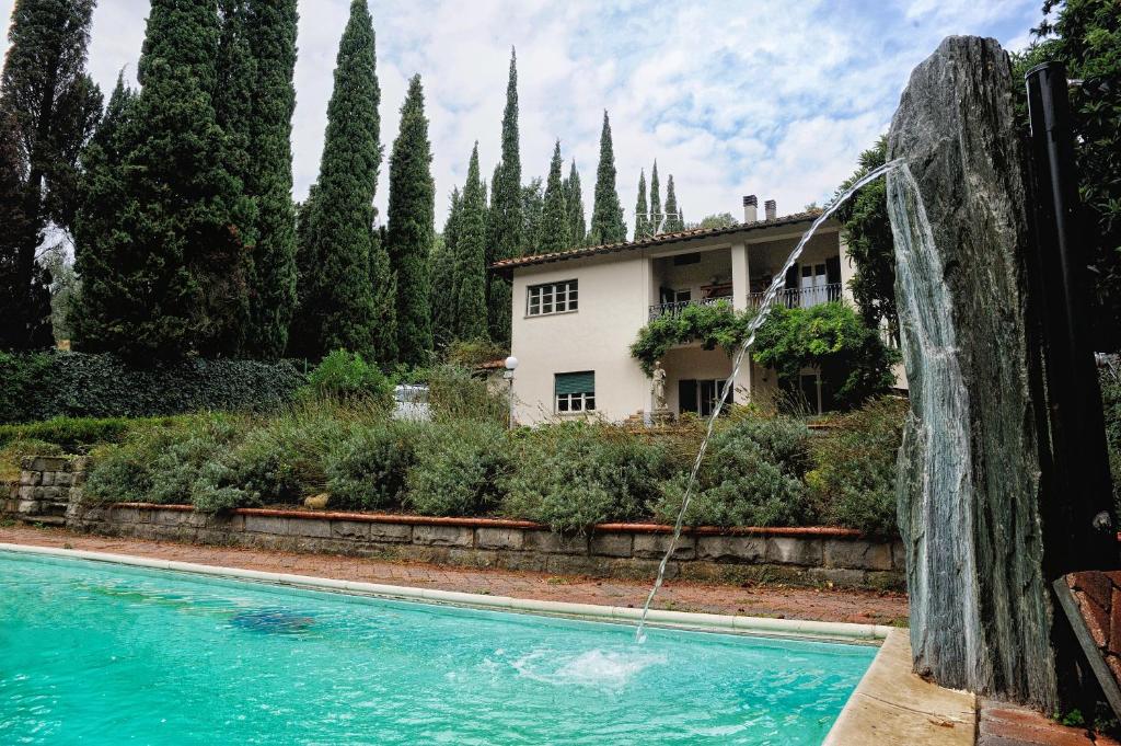 una fuente de agua frente a una casa en Villa Sargiano, en Arezzo