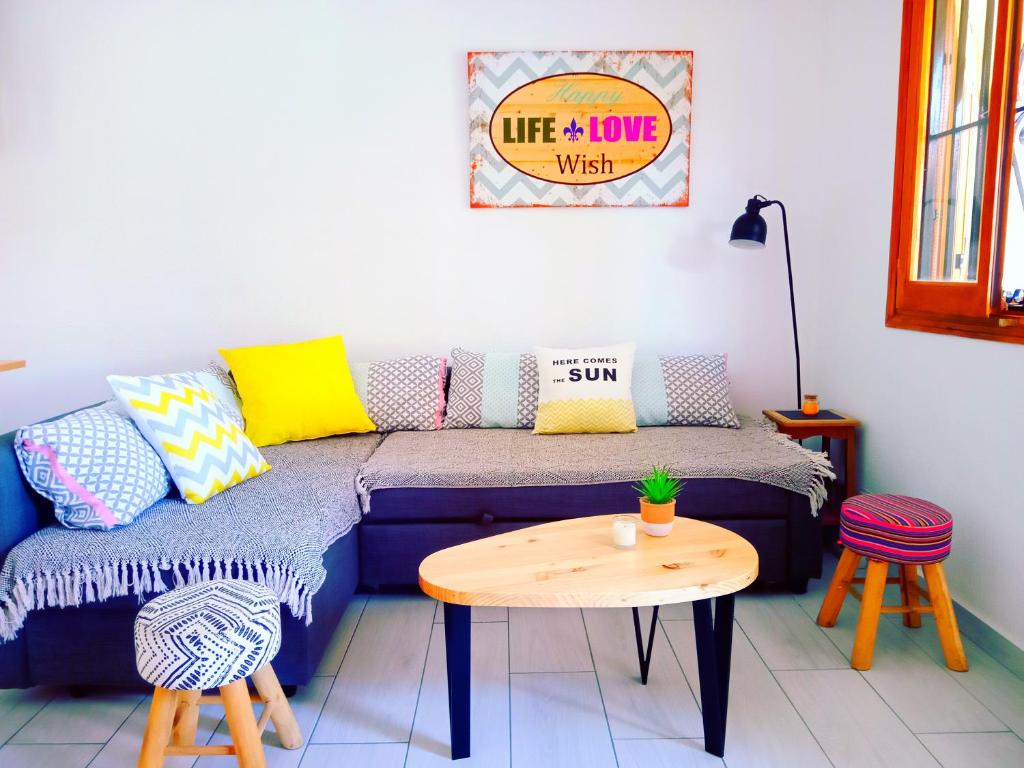 sala de estar con sofá azul y mesa en La Morada (Gran Alacant) en Gran Alacant