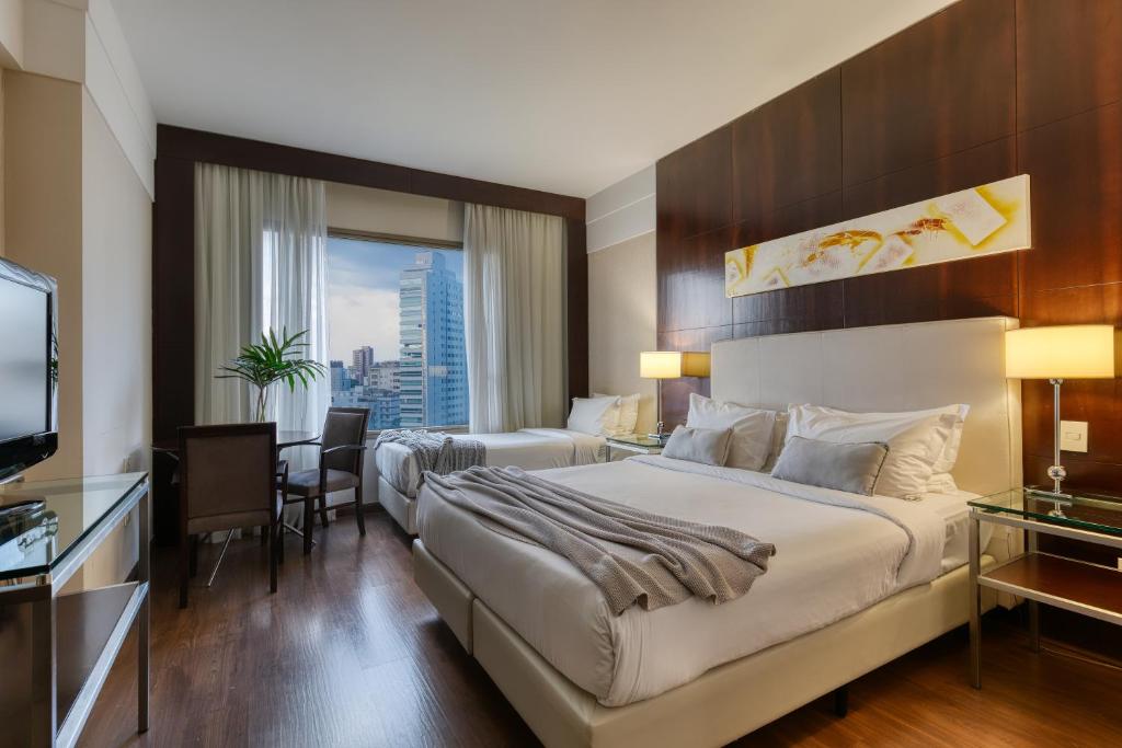 Mercure Belo Horizonte Lourdes - 一间双人床和一张单人床的经典房间