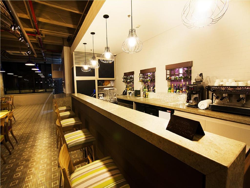 a bar with chairs and a counter in a restaurant at Hotel Bari Bucaramanga in Bucaramanga