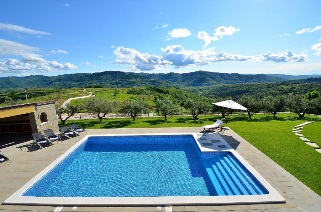 Bazén v ubytování Luxury Villa Maslina with private pool & jacuzzi nebo v jeho okolí