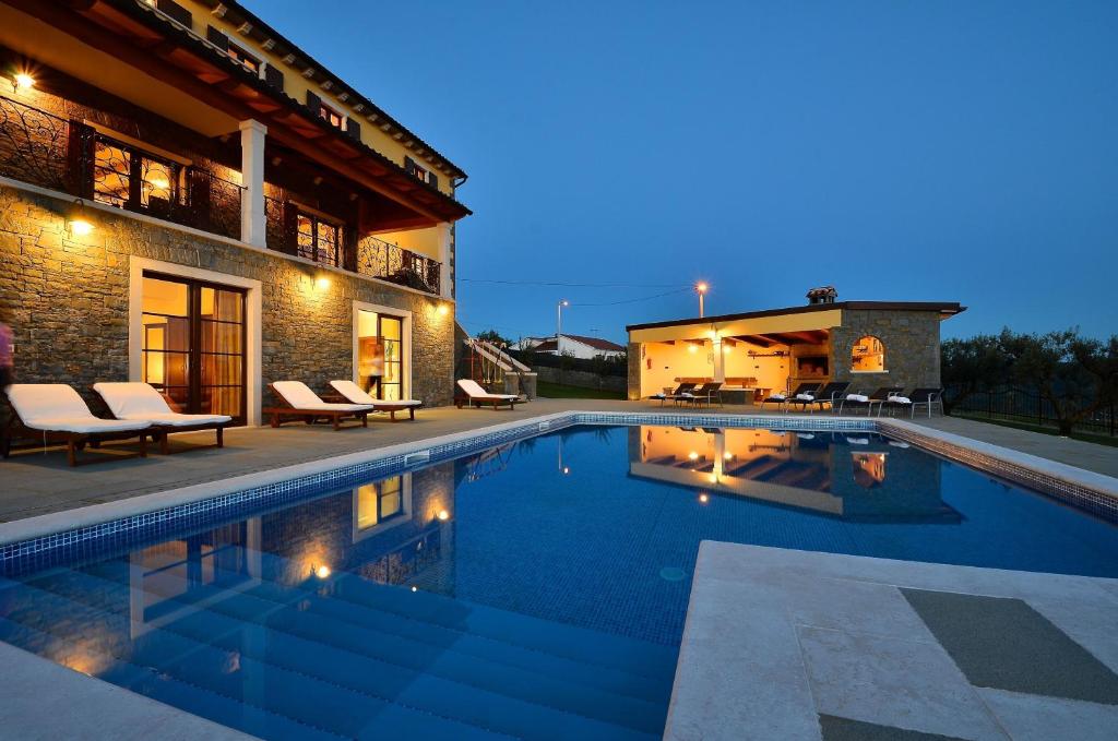 Bazén v ubytování Luxury Villa Maslina with private pool & jacuzzi nebo v jeho okolí