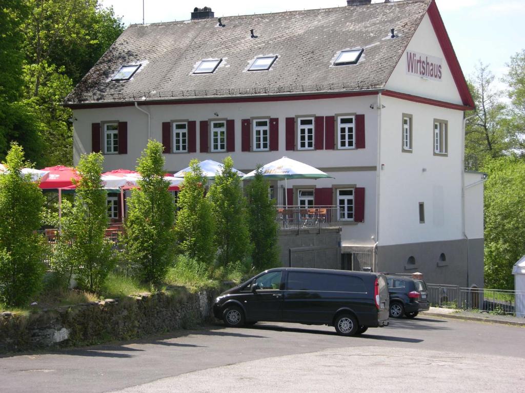 uma carrinha estacionada em frente a um edifício em Domäne am See em Simmern