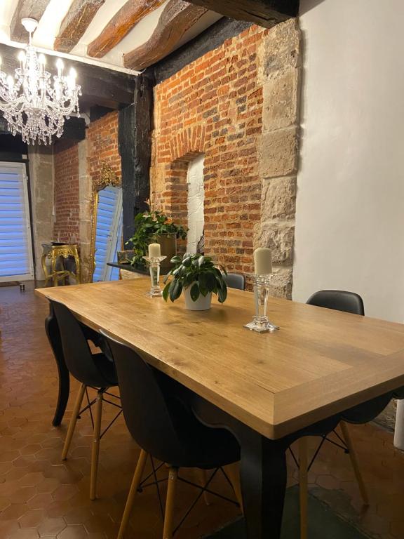 a wooden table with a potted plant on top of it at Appartement Rouen Le Voltaire Home in Rouen