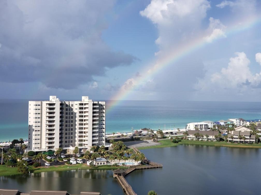 een regenboog over een grote hoeveelheid water met gebouwen bij 122 Seascape Drive, Unit 1409 in Destin