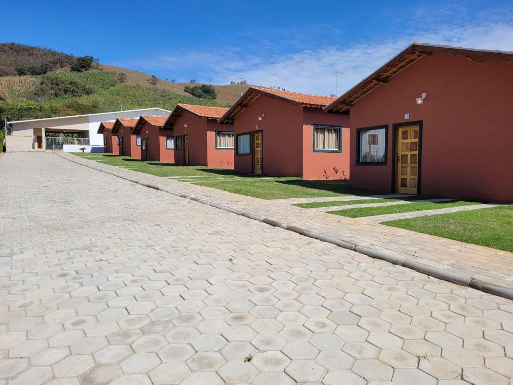eine Reihe von Häusern in einer Kopfsteinpflasterstraße in der Unterkunft San Nicolas Residêncial in São Bento do Sapucaí