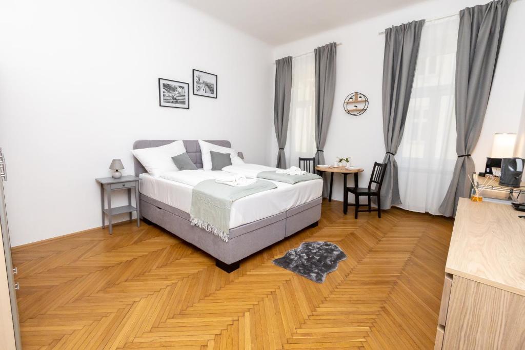 1 dormitorio con 1 cama y suelo de madera en THE PLACE, IN THE 7TH DISTRICT OF VIENNA en Viena