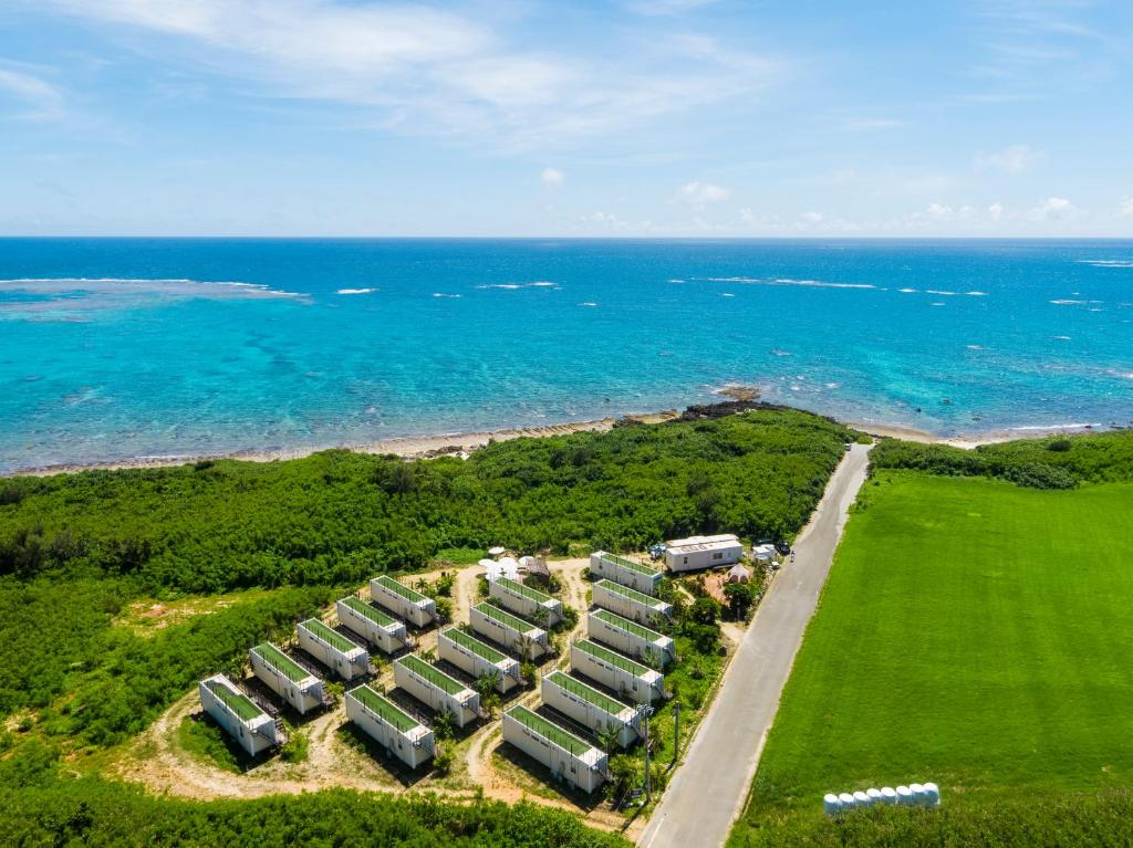 uma vista aérea de um resort perto do oceano em RuGu Glamping Resort em Miyako Island