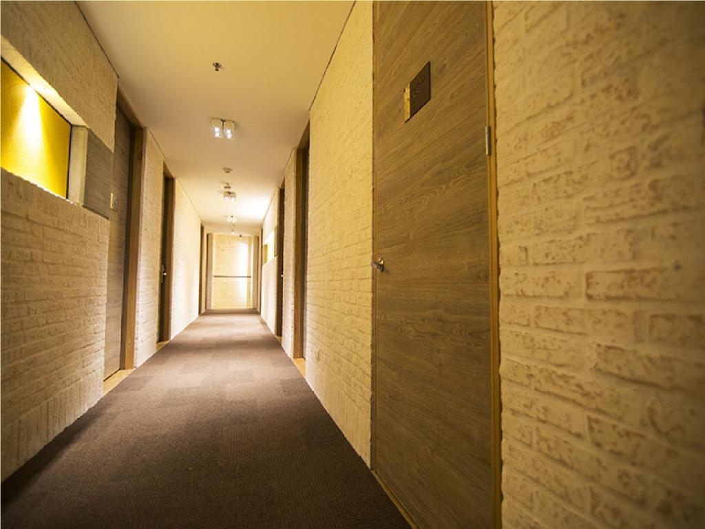 an empty corridor of a building with wooden walls at Hotel Bari Bucaramanga in Bucaramanga