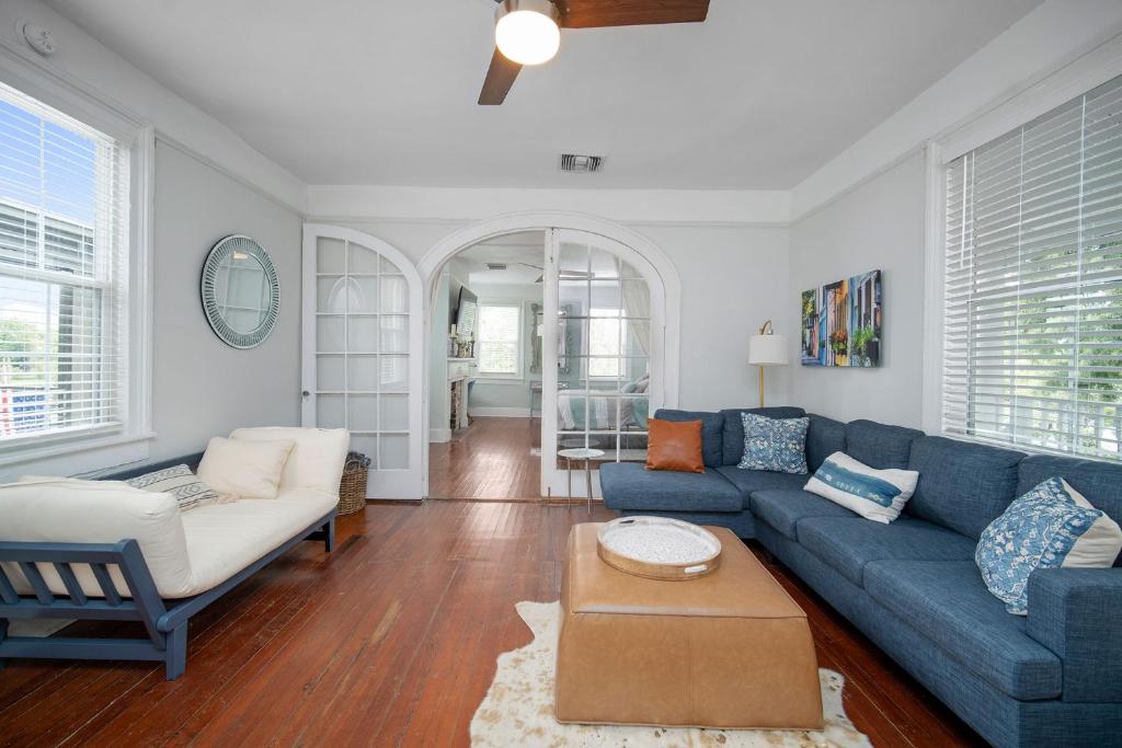 uma sala de estar com um sofá azul e uma mesa em Beautiful Historic Downtown Charleston Home em Charleston