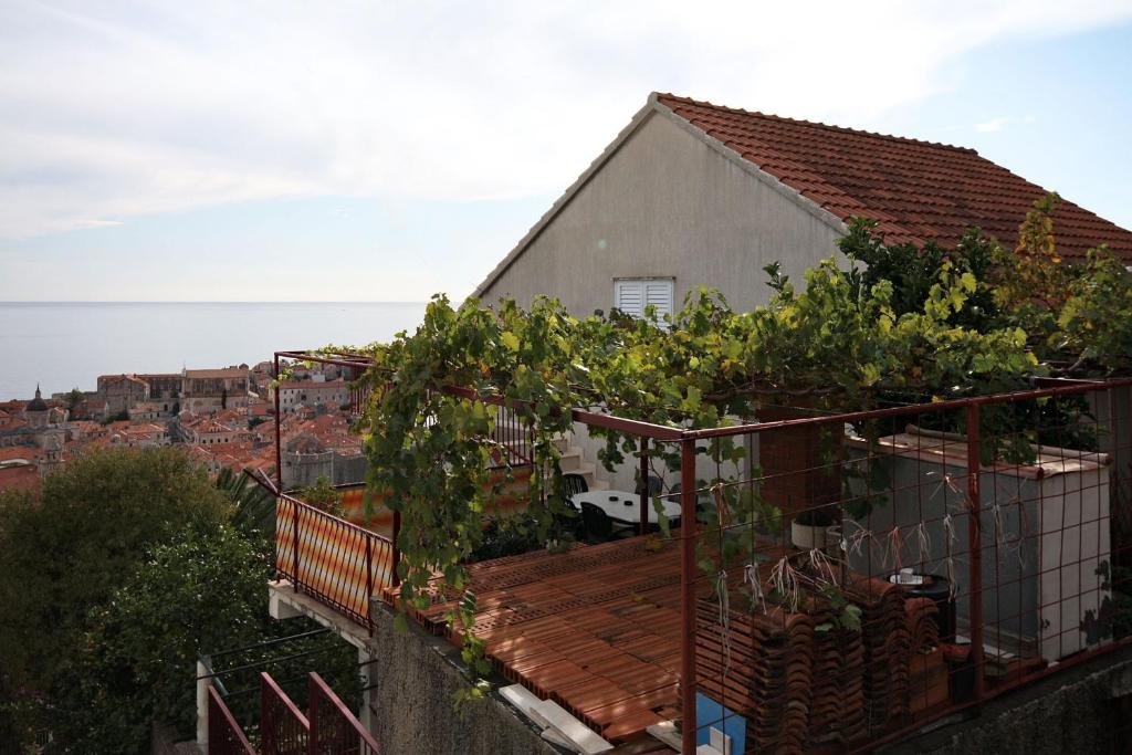 una casa con un montón de plantas en el techo en Rooms with WiFi Dubrovnik - 4693, en Dubrovnik