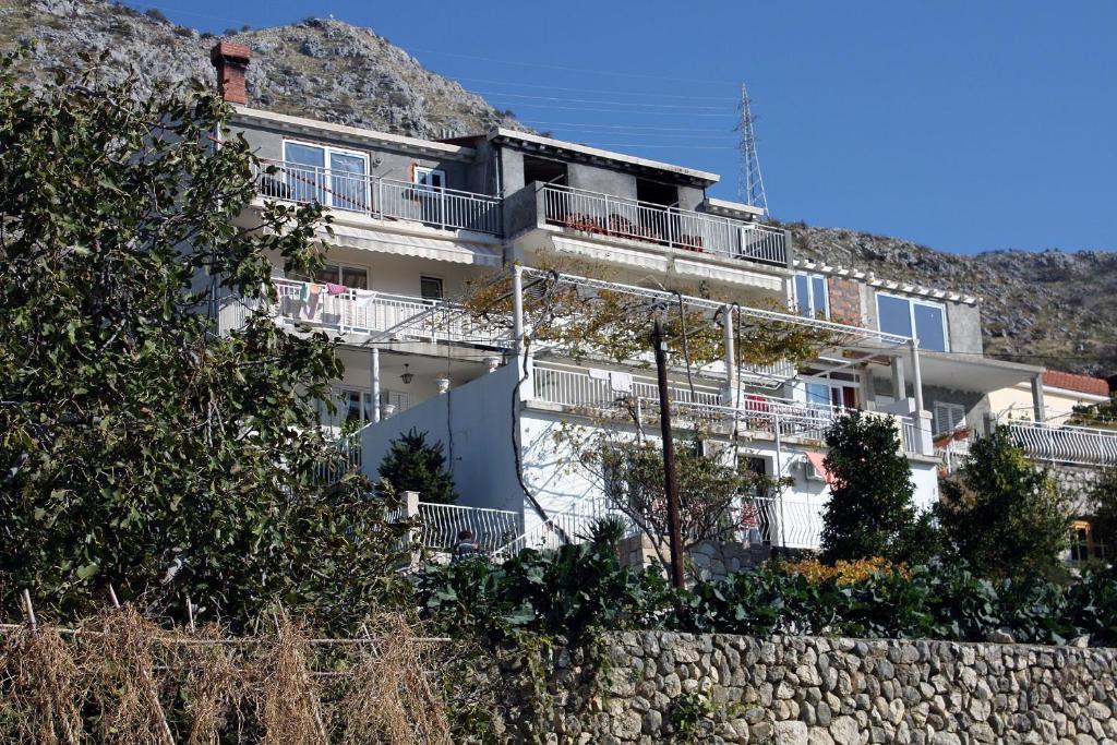 米利尼的住宿－Apartments with a parking space Plat, Dubrovnik - 4776，山边的公寓楼