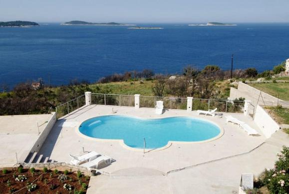 Bazén v ubytovaní Apartments with a swimming pool Soline, Dubrovnik - 4762 alebo v jeho blízkosti