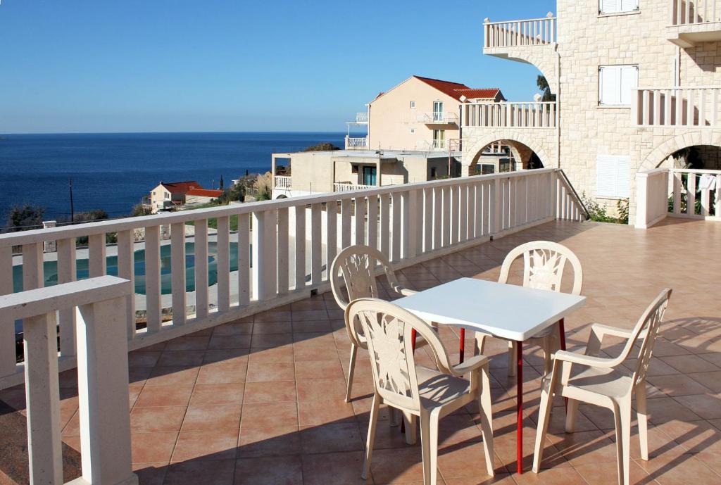 Balkón alebo terasa v ubytovaní Apartments with a swimming pool Soline, Dubrovnik - 4762