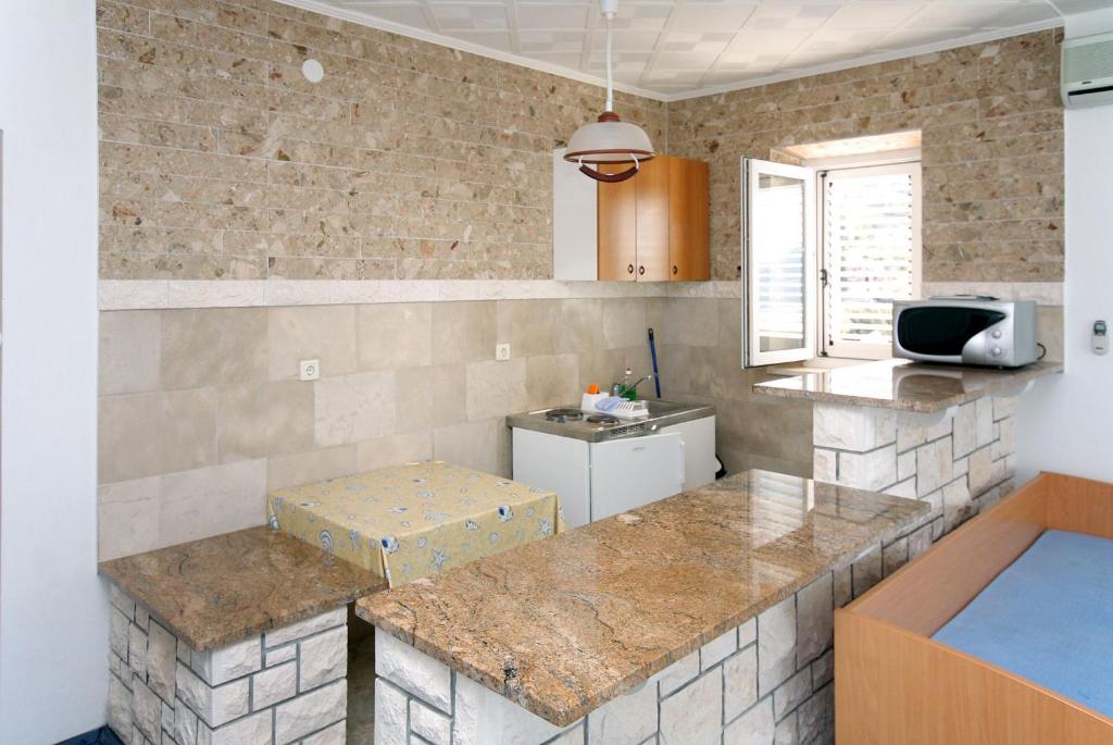 Kuchyňa alebo kuchynka v ubytovaní Apartments with a swimming pool Soline, Dubrovnik - 4762
