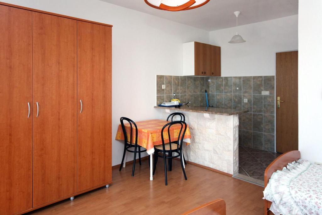 Kuchyňa alebo kuchynka v ubytovaní Apartments with a swimming pool Soline, Dubrovnik - 4762