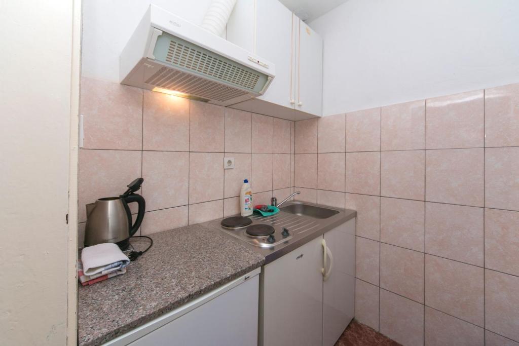 Kuchyňa alebo kuchynka v ubytovaní Apartment Podaca 4734b