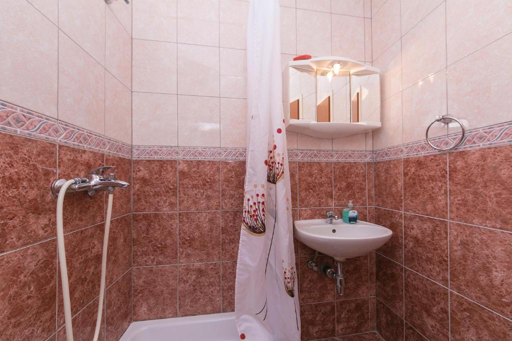 Kúpeľňa v ubytovaní Apartment Podaca 4734b