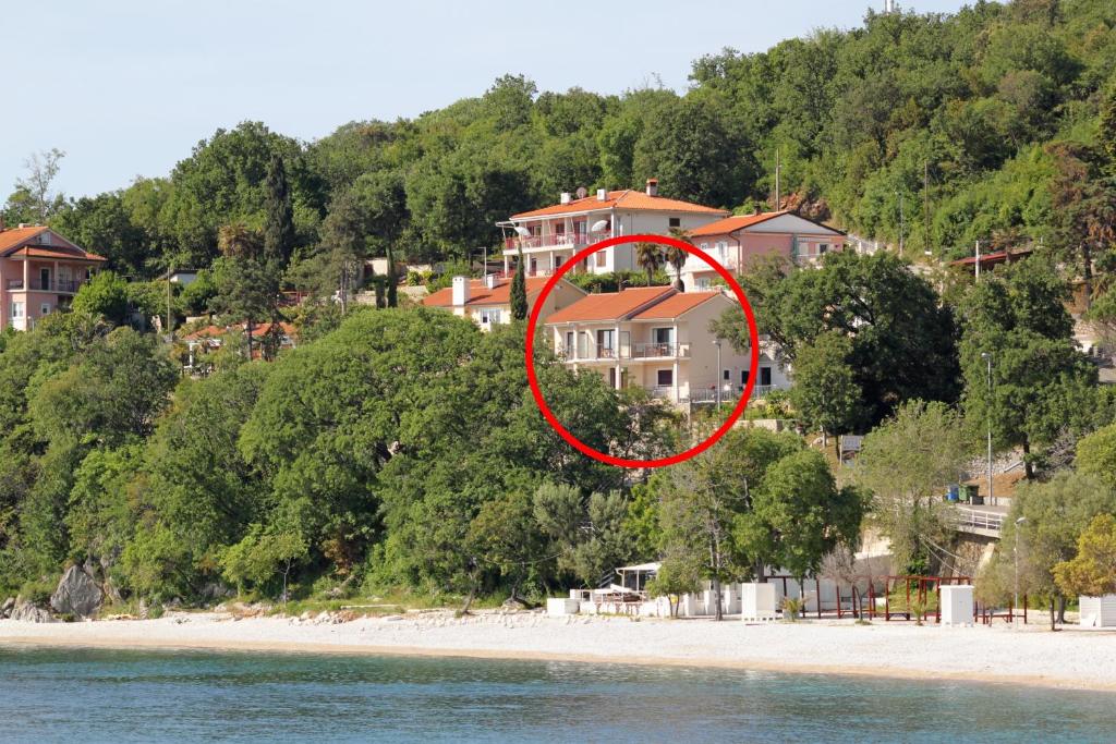 une maison sur la rive d'une plage dans l'établissement Apartment Medveja 3430b, à Medveja
