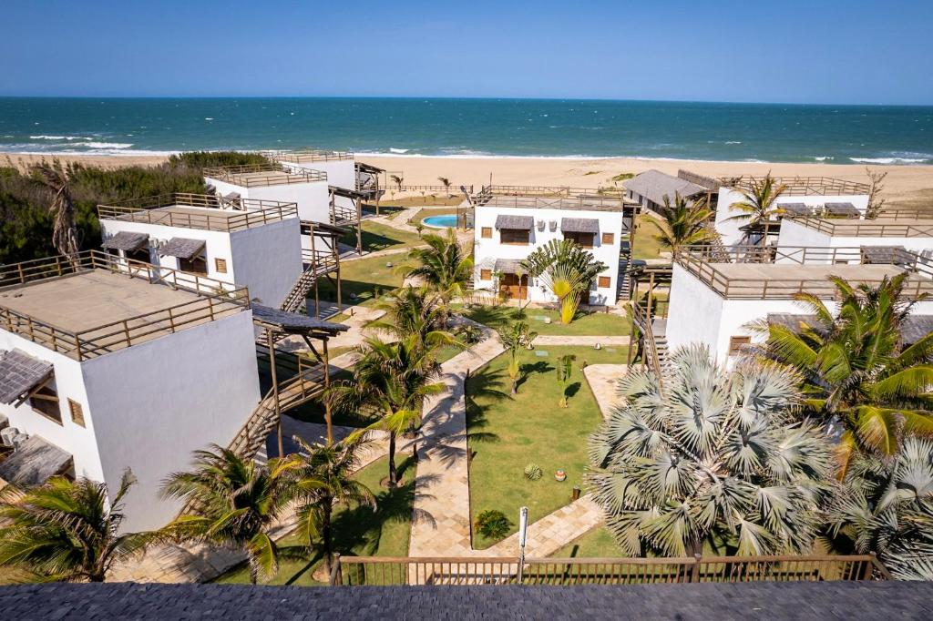 uma vista aérea de um resort com a praia em Hotel Vila Marola em Taíba