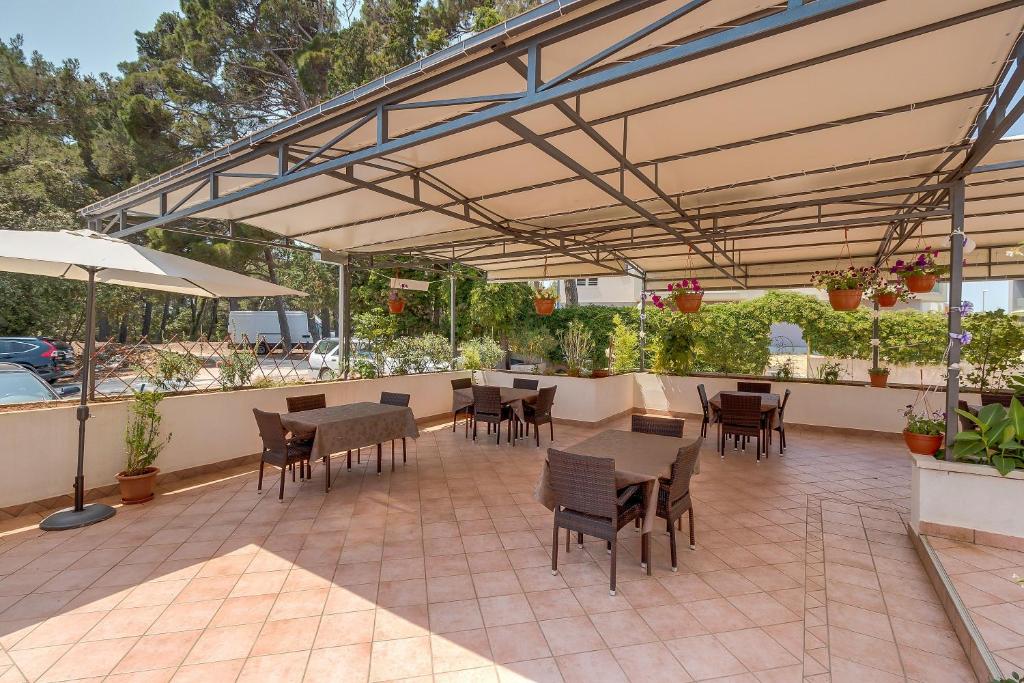 Reštaurácia alebo iné gastronomické zariadenie v ubytovaní Apartments with a parking space Mali Losinj (Losinj) - 3441