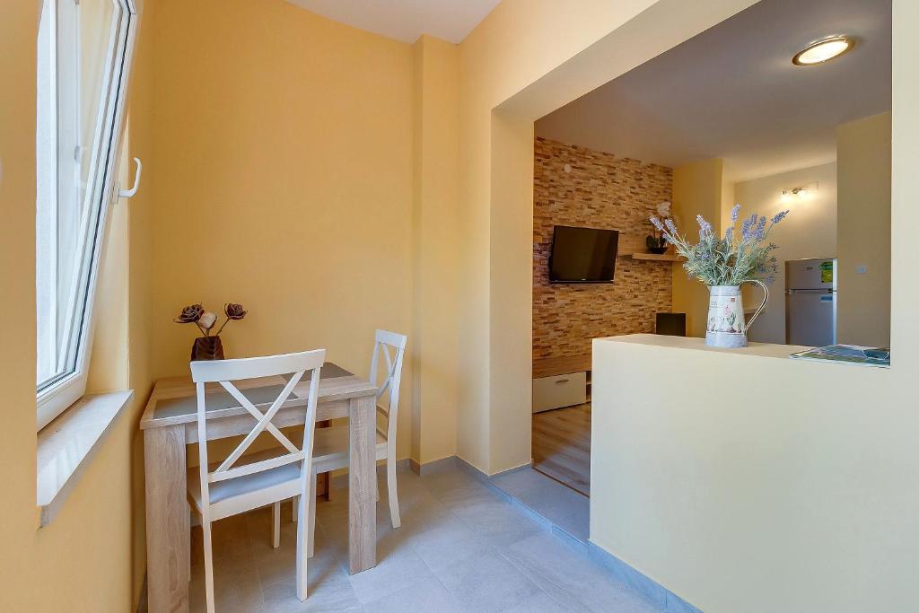 Kuchyňa alebo kuchynka v ubytovaní Apartments with a parking space Mali Losinj (Losinj) - 3441